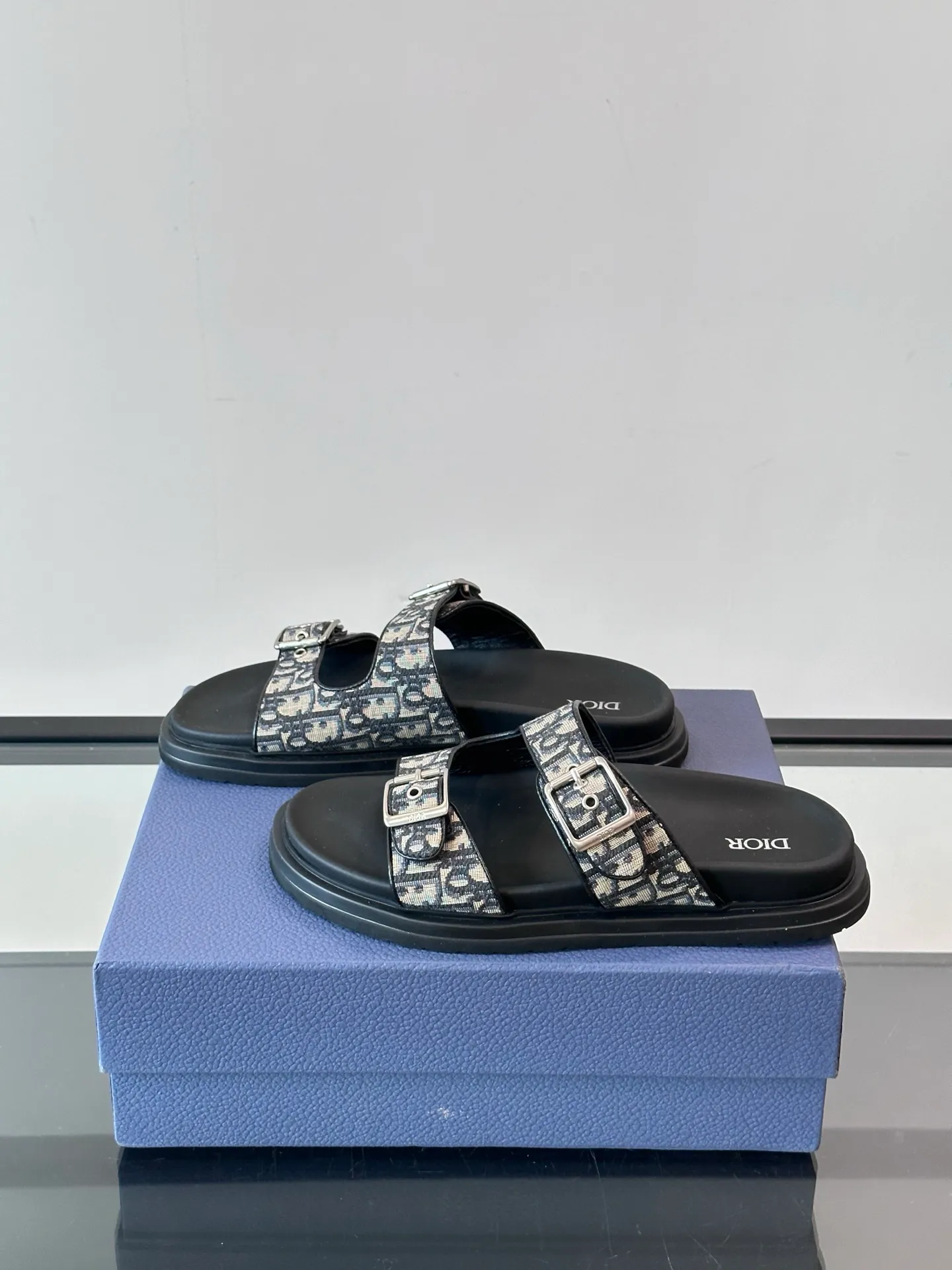 Factory price: 300💰Dior Aqua men's sandals and slippers. Showcasing Dior haute couture design. The Dior gray suede strap is accented with an aluminum Dior buckle for added style. Paired with a comfortable tonal notch sole, they pair easily with shorts or jeans for a sophisticated look. Main body: suede cow leather, technical fabric lining: cow leather, with adjustable straps, aluminum Dior buckle, Dior gray EVA insole, tonal notch rubber outsole splicing structure👌👌 size: 38-44 (45.46 customized)